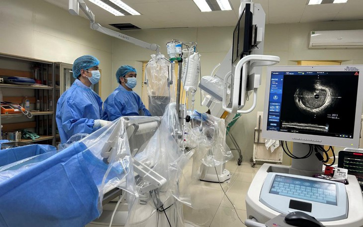 Bác sĩ kịp thời cứu sống cháu bé ngừng tim do điện giật ở bãi biển- Ảnh 1.