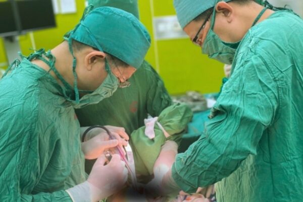 Thay khớp háng bán phần, cụ ông thoát đau và phục hồi nhanh