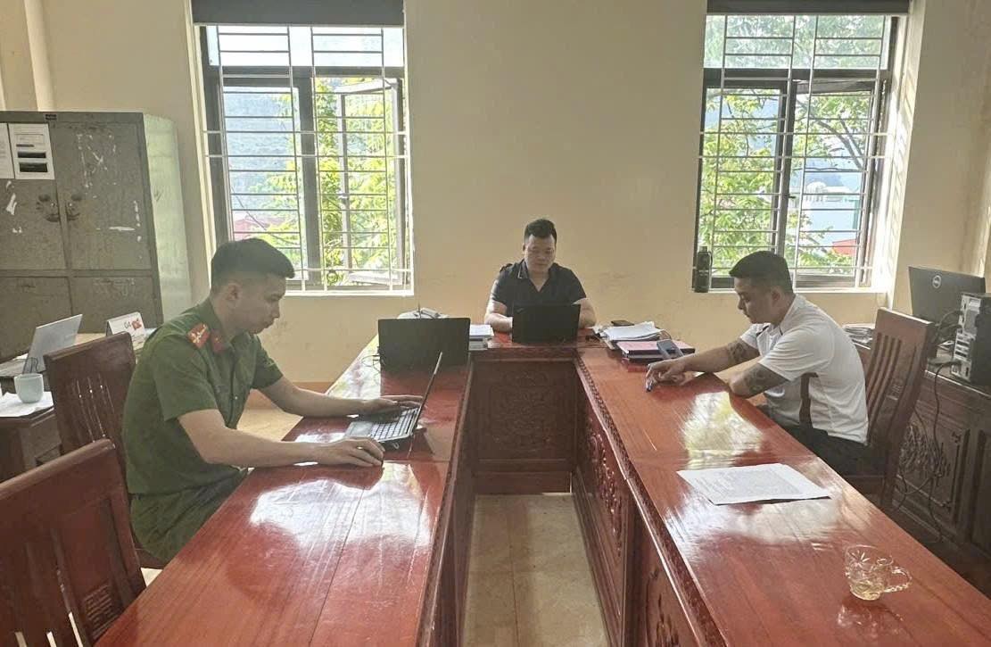 68415494714574035230905562287944819542660092n-1777541891367574829725 Mâu thuẫn trên mạng xã hội, nam thanh niên dùng đá tấn công khiến một người bị thương- Ảnh 1.