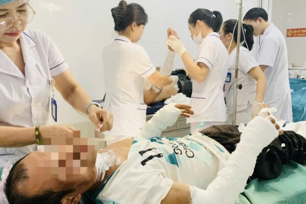 Bị bỏng vì thui thịt chó bằng bình gas, hai người đàn ông lại lấy xăng chữa vết thương