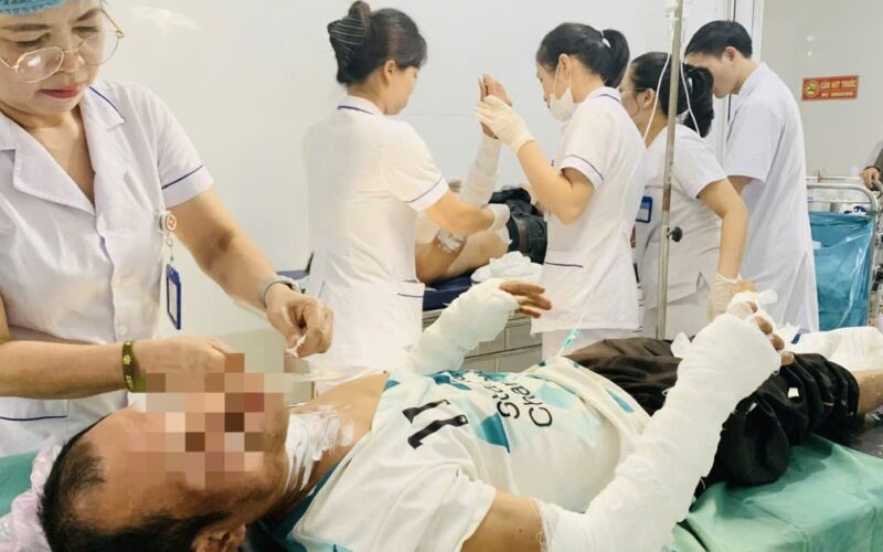 Bị bỏng vì thui thịt chó bằng bình gas, hai người đàn ông lại lấy xăng chữa vết thương
