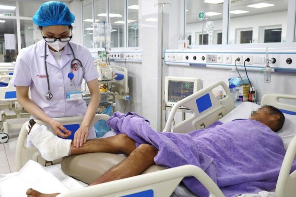 Tự ý bôi cao nóng vào vết xước, người đàn ông bị nhiễm trùng huyết nặng