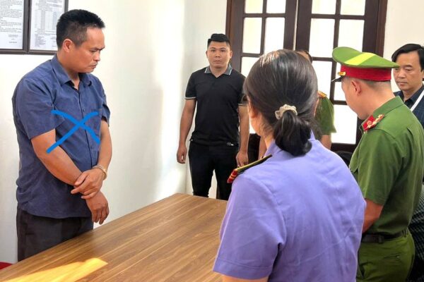 Nguyên cán bộ địa chính xã nhận hàng trăm triệu đồng để ‘lo thủ tục’ làm bìa đỏ