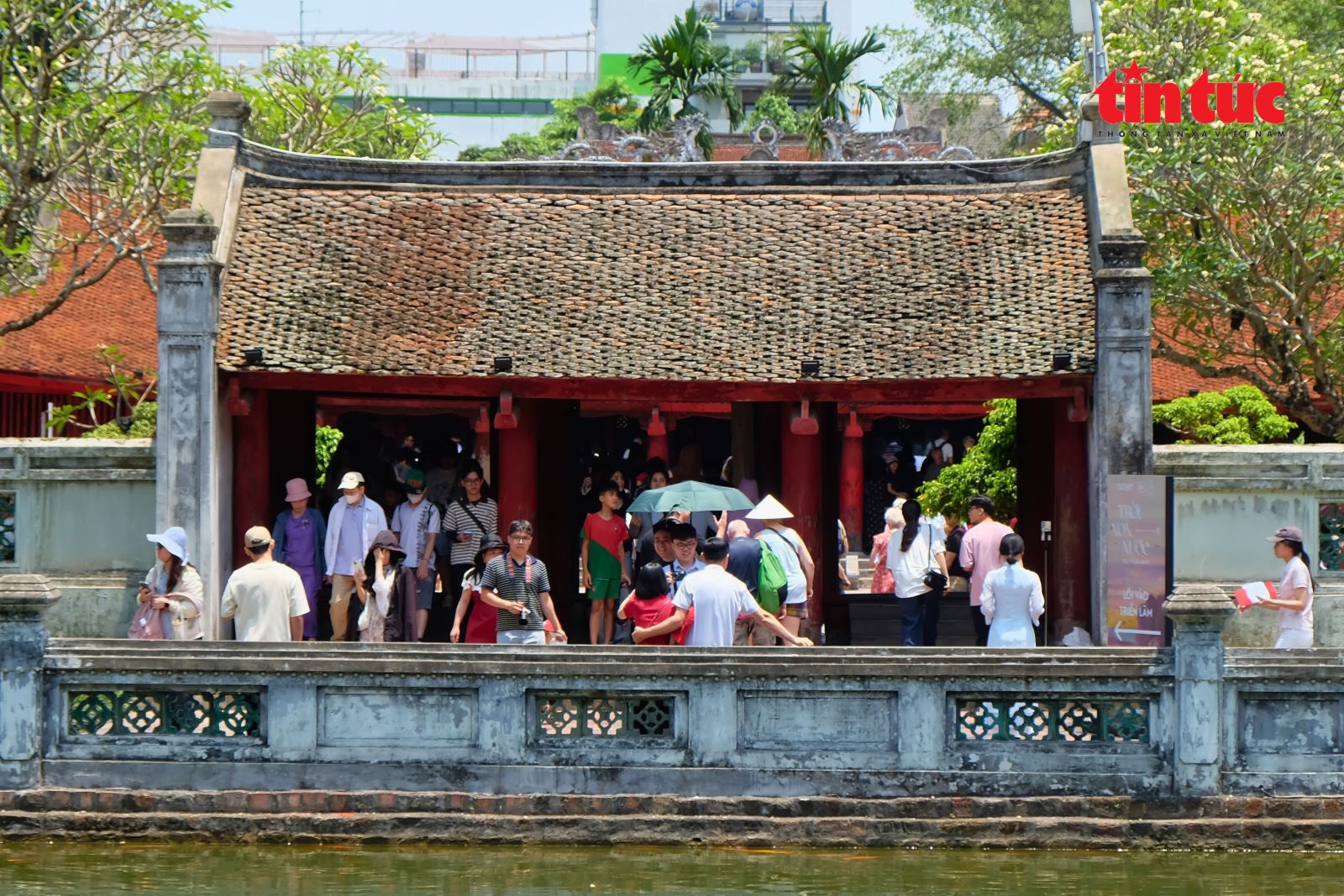 Du khách ‘đổ bộ’ các điểm vui chơi mua sắm tại Hà Nội dịp lễ- Ảnh 3. Du khách ‘đổ bộ’ các điểm vui chơi mua sắm tại Hà Nội dịp lễ- Ảnh 3.