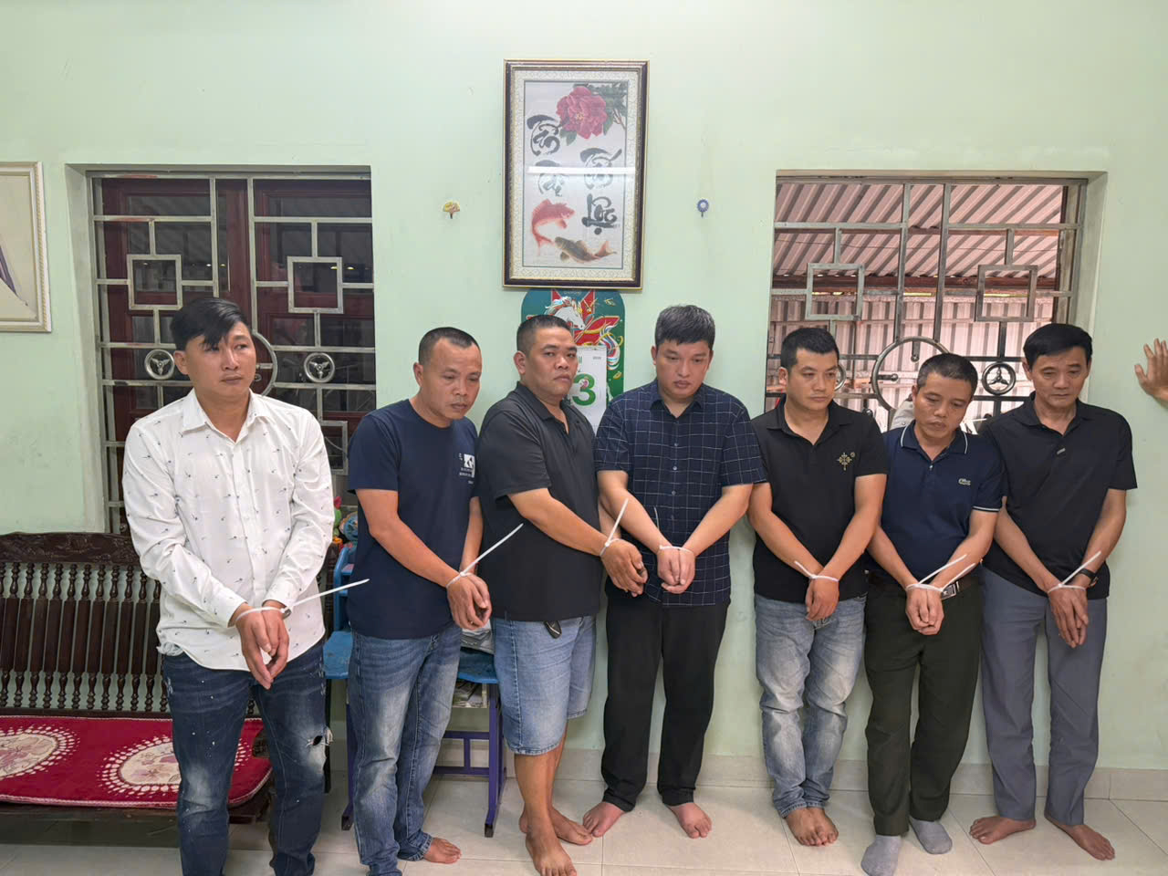 Bắt quả tang nhóm đánh bạc bằng xóc đĩa, khởi tố 10 bị can- Ảnh 1.