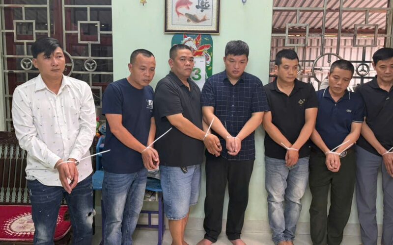 Bắt quả tang nhóm đánh bạc bằng xóc đĩa, khởi tố 10 bị can