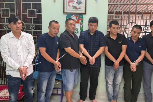 Bắt quả tang nhóm đánh bạc bằng xóc đĩa, khởi tố 10 bị can