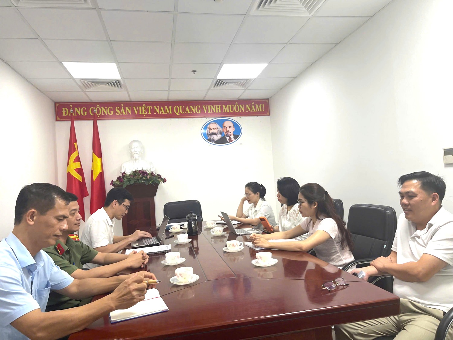 anh-doan-kiem-tra-lam-viec-voi-cac-co-so-vi-pham-1777948377501580649566 Nhiều cửa hàng kính mắt Quảng Ninh vi phạm khám chữa bệnh khi chưa được cấp phép- Ảnh 1.