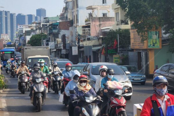 Giao thông cửa ngõ tăng nhiệt, sân bay Tân Sơn Nhất chạm ngưỡng cao điểm chiều 29/4