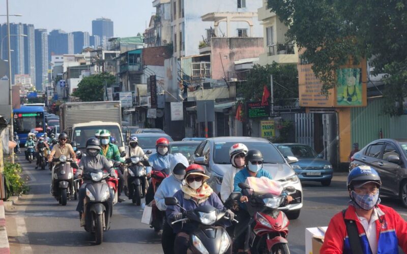 Giao thông cửa ngõ tăng nhiệt, sân bay Tân Sơn Nhất chạm ngưỡng cao điểm chiều 29/4