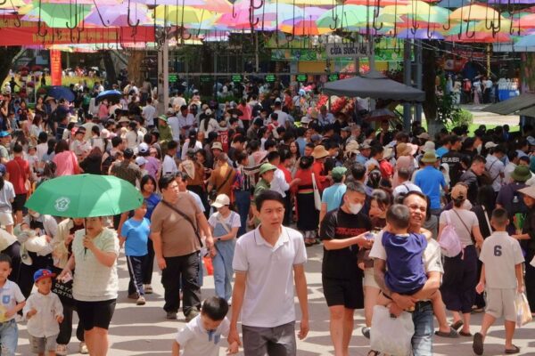 Du khách ‘đổ bộ’ các điểm vui chơi mua sắm tại Hà Nội dịp lễ