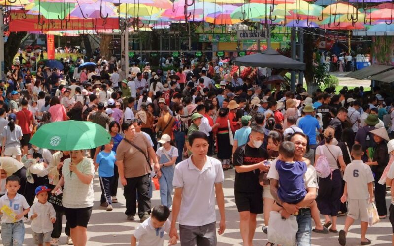 Du khách ‘đổ bộ’ các điểm vui chơi mua sắm tại Hà Nội dịp lễ