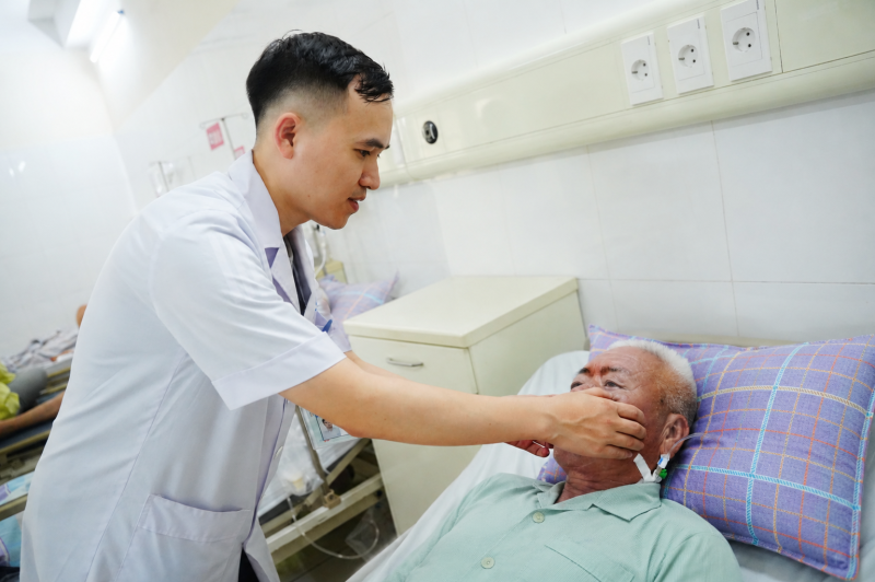 Cụ ông 74 tuổi thoát nguy cơ ung thư nhờ một lần khám sức khỏe định kỳ- Ảnh 2.