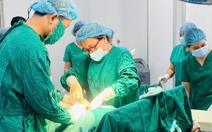 "Báo động đỏ" cứu mẹ con sản phụ rau bong non