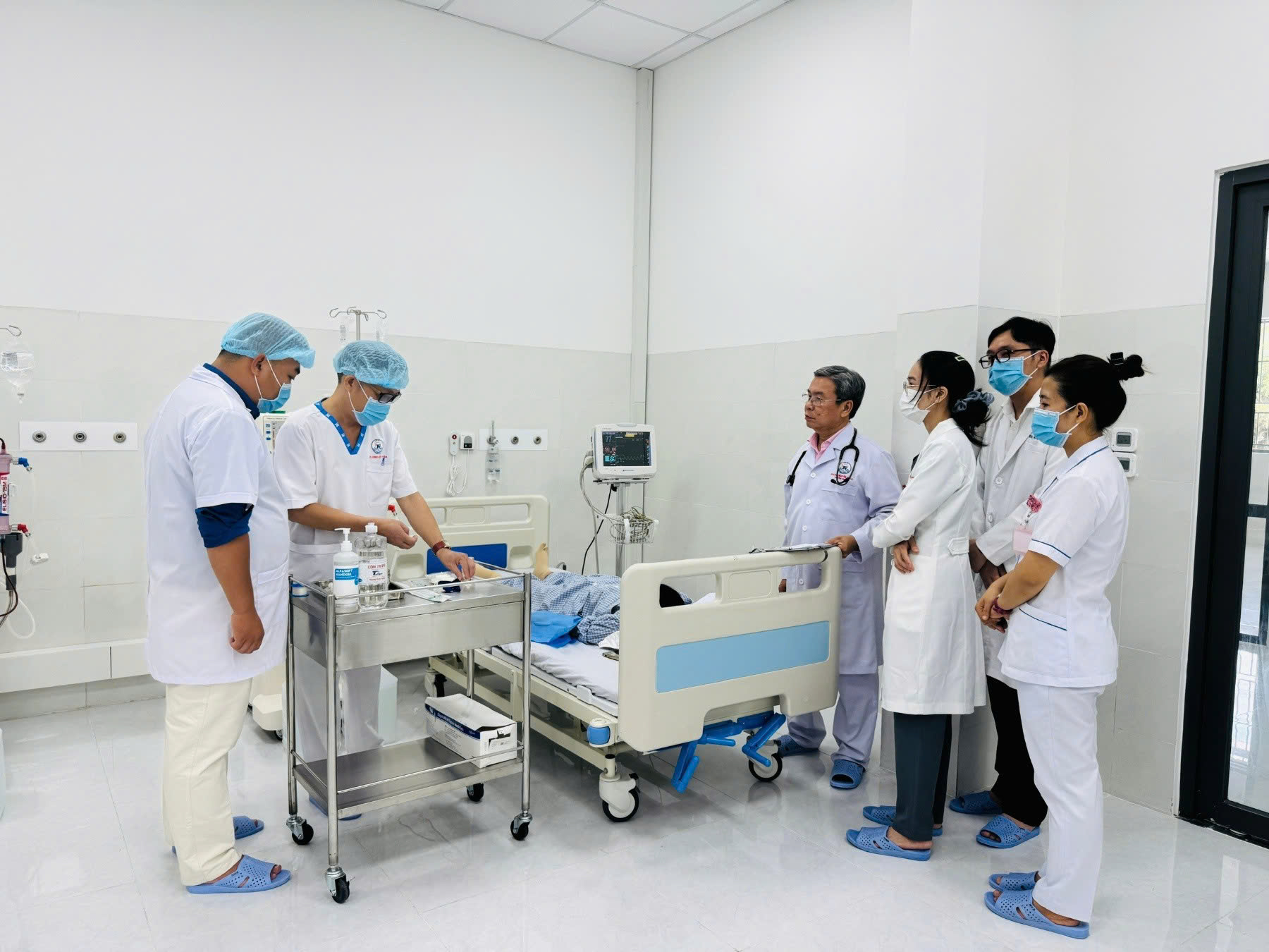 Người bệnh suy thận ở Côn Đảo đã có thể chạy thận ngay tại đảo- Ảnh 1.