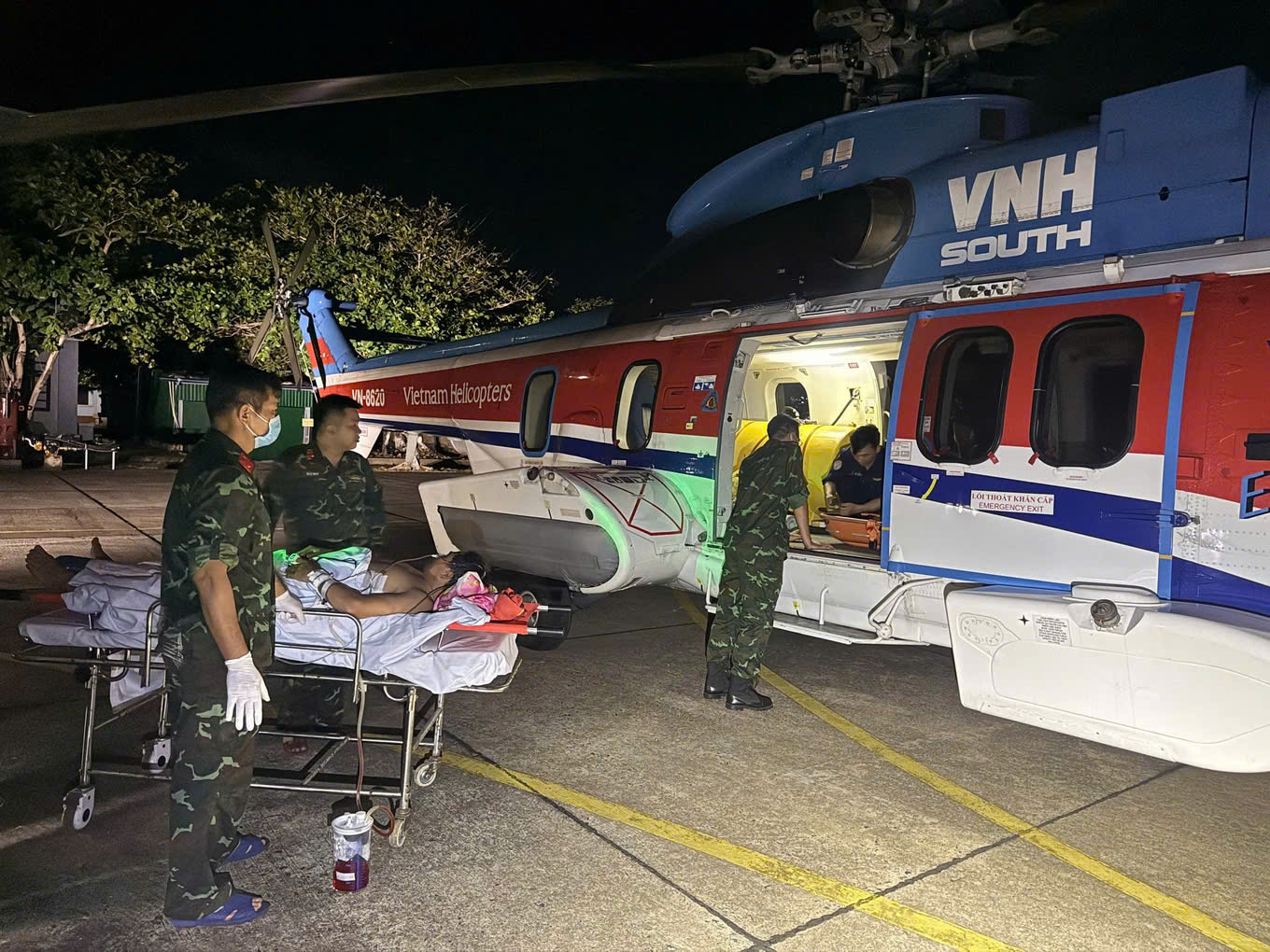 Trực thăng của Binh đoàn 18 đưa hai bệnh nhân từ Trường Sa vào đất liền điều trị- Ảnh 1.