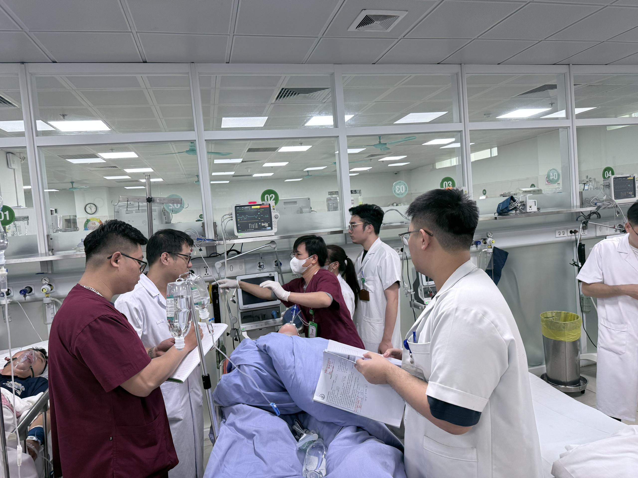 cap-cuu-viet-duc-1-1771659508064997786998 Hơn 227.000 người bệnh đang điều trị tại các bệnh viện trong dịp nghỉ lễ 30/4 và 1/5- Ảnh 1.