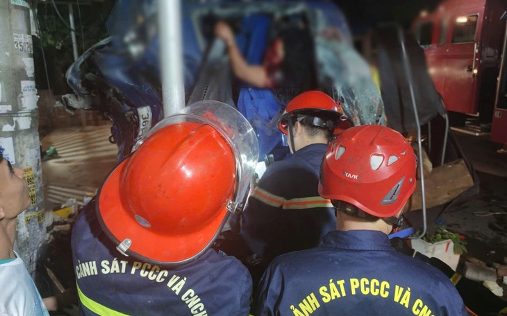 Công an Hải Phòng cứu 2 nạn nhân mắc kẹt trong cabin ô tô đâm vào tường nhà dân lúc rạng sáng