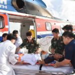 Cấp cứu đường không xuyên đêm cứu 2 bệnh nhân nguy kịch từ Trường Sa về đất liền điều trị