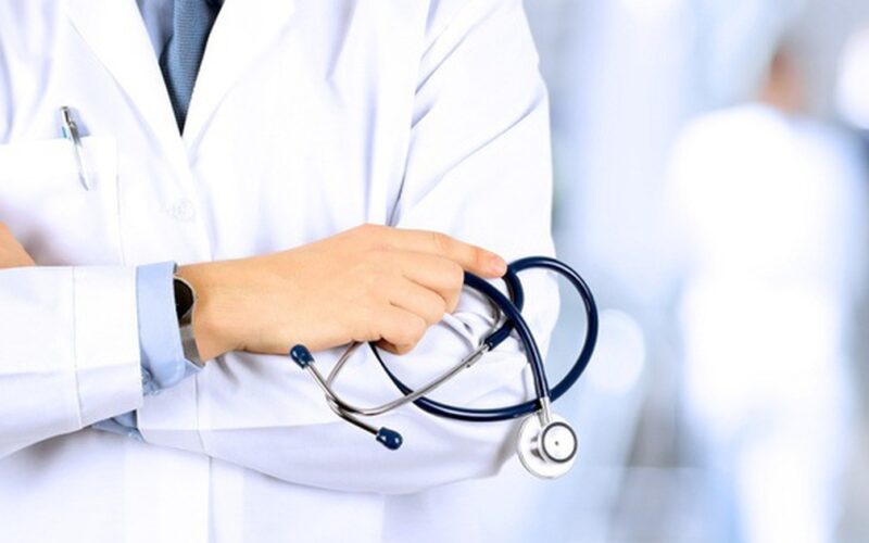 Y bác sĩ được lùi thời điểm gia hạn giấy phép hành nghề khám chữa bệnh trong bao lâu?