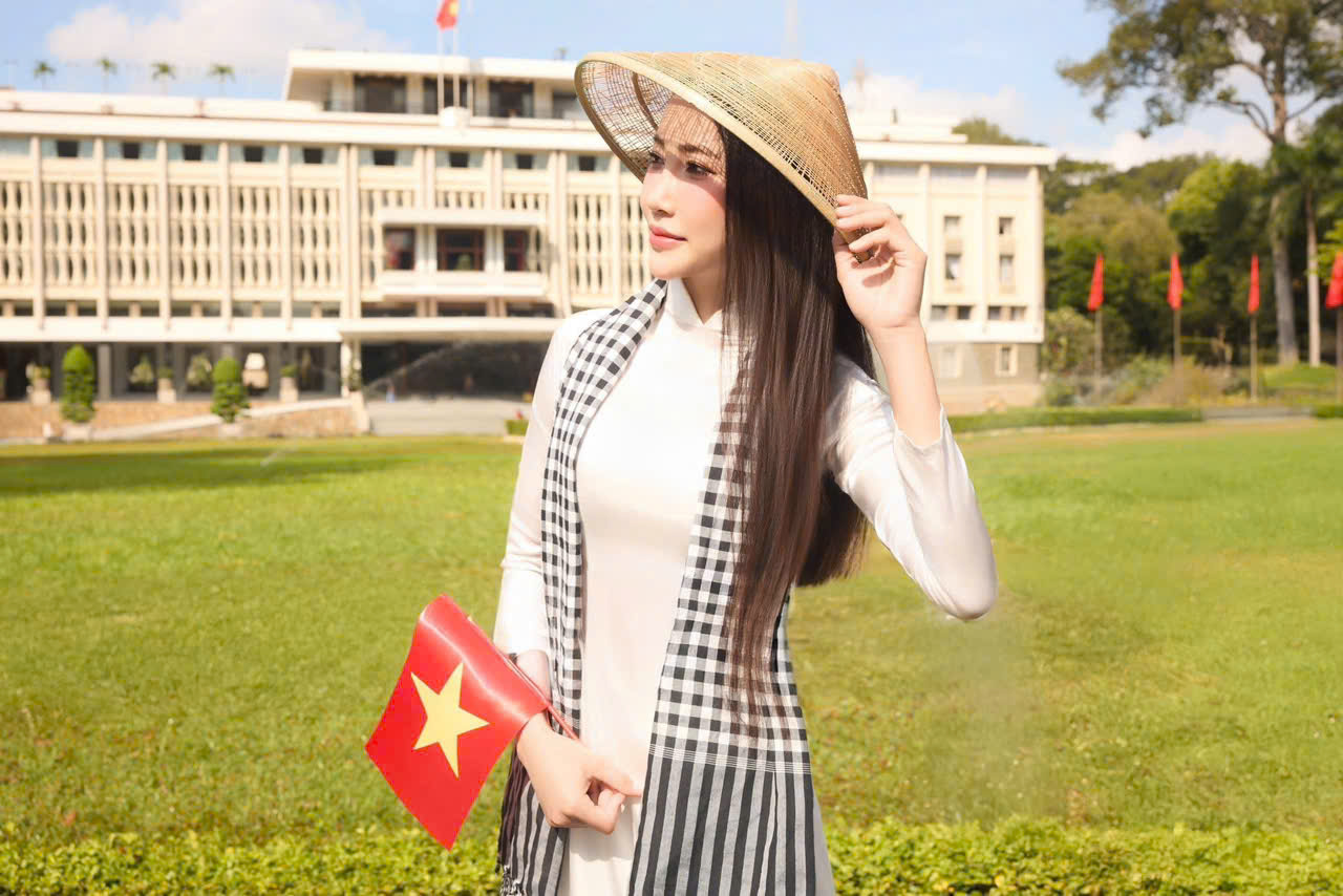 dinh-doc-lap-11-1777540862319976002128 Người dân tấp nập mua vé tham quan, check-in Dinh Độc Lập dịp lễ 30/4- Ảnh 10.