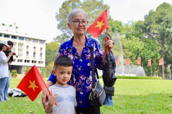 Người dân tấp nập mua vé tham quan, check-in Dinh Độc Lập dịp lễ 30/4