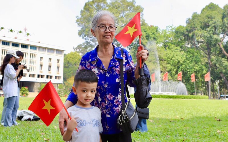 Người dân tấp nập mua vé tham quan, check-in Dinh Độc Lập dịp lễ 30/4