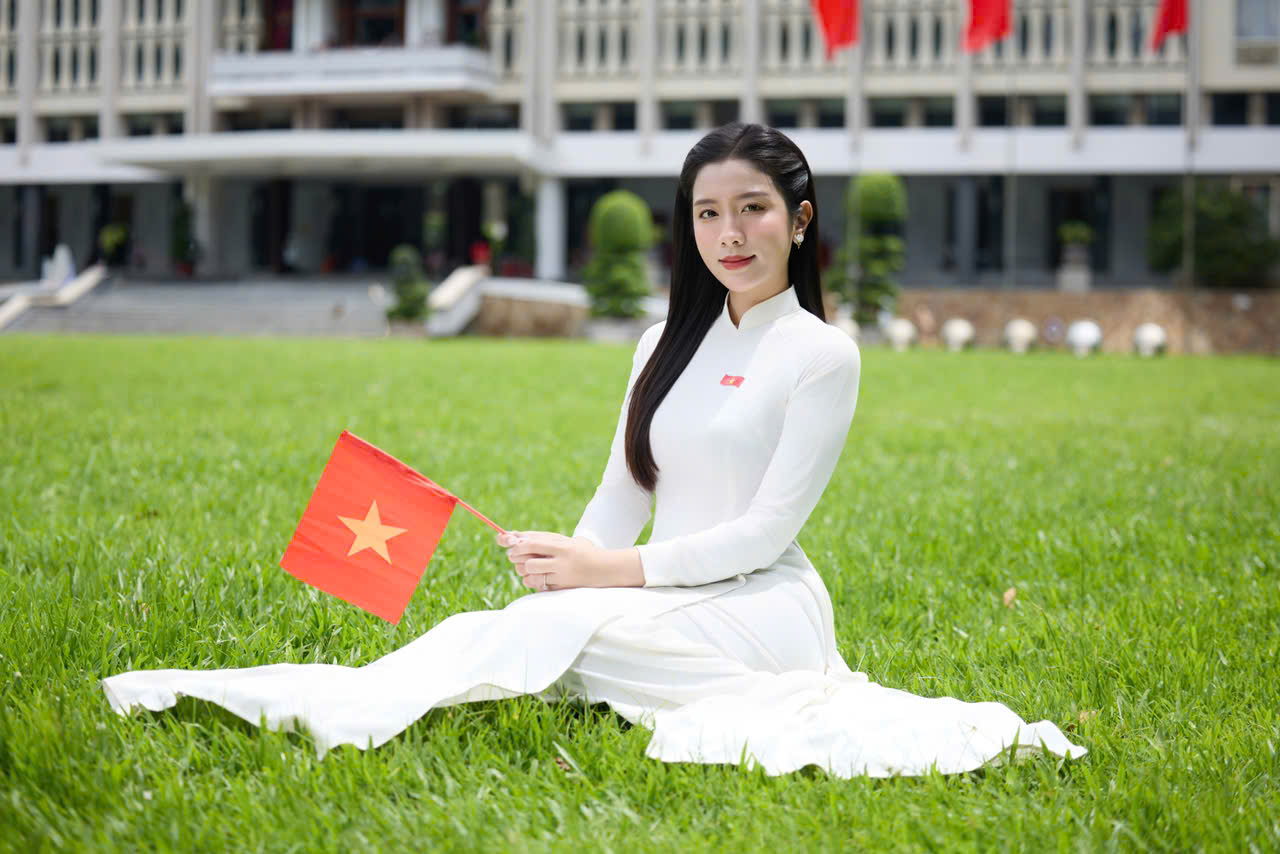 dinh-doc-lap-8-1777540178079767343444 Người dân tấp nập mua vé tham quan, check-in Dinh Độc Lập dịp lễ 30/4- Ảnh 9.
