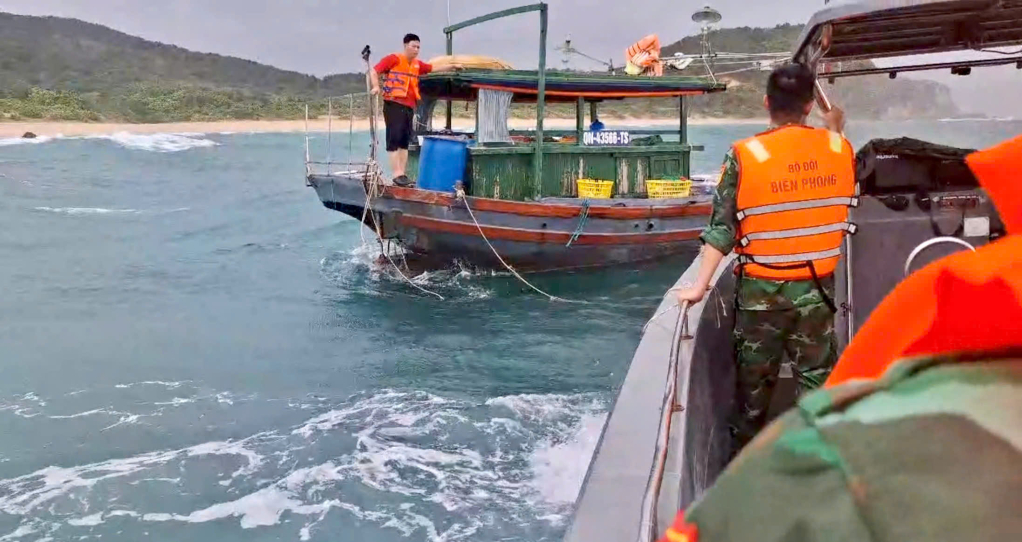 Cứu kịp thời 4 ngư dân gặp nạn trên biển- Ảnh 1.