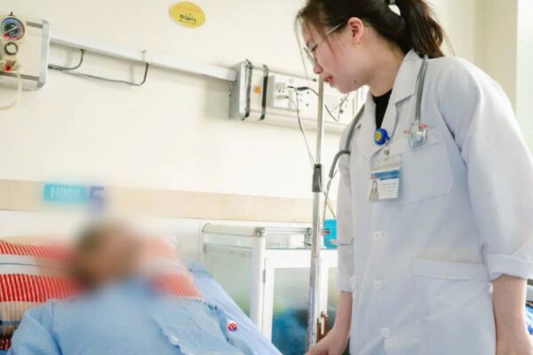 Cấp cứu 2 bệnh nhân cao tuổi bị đột quỵ
