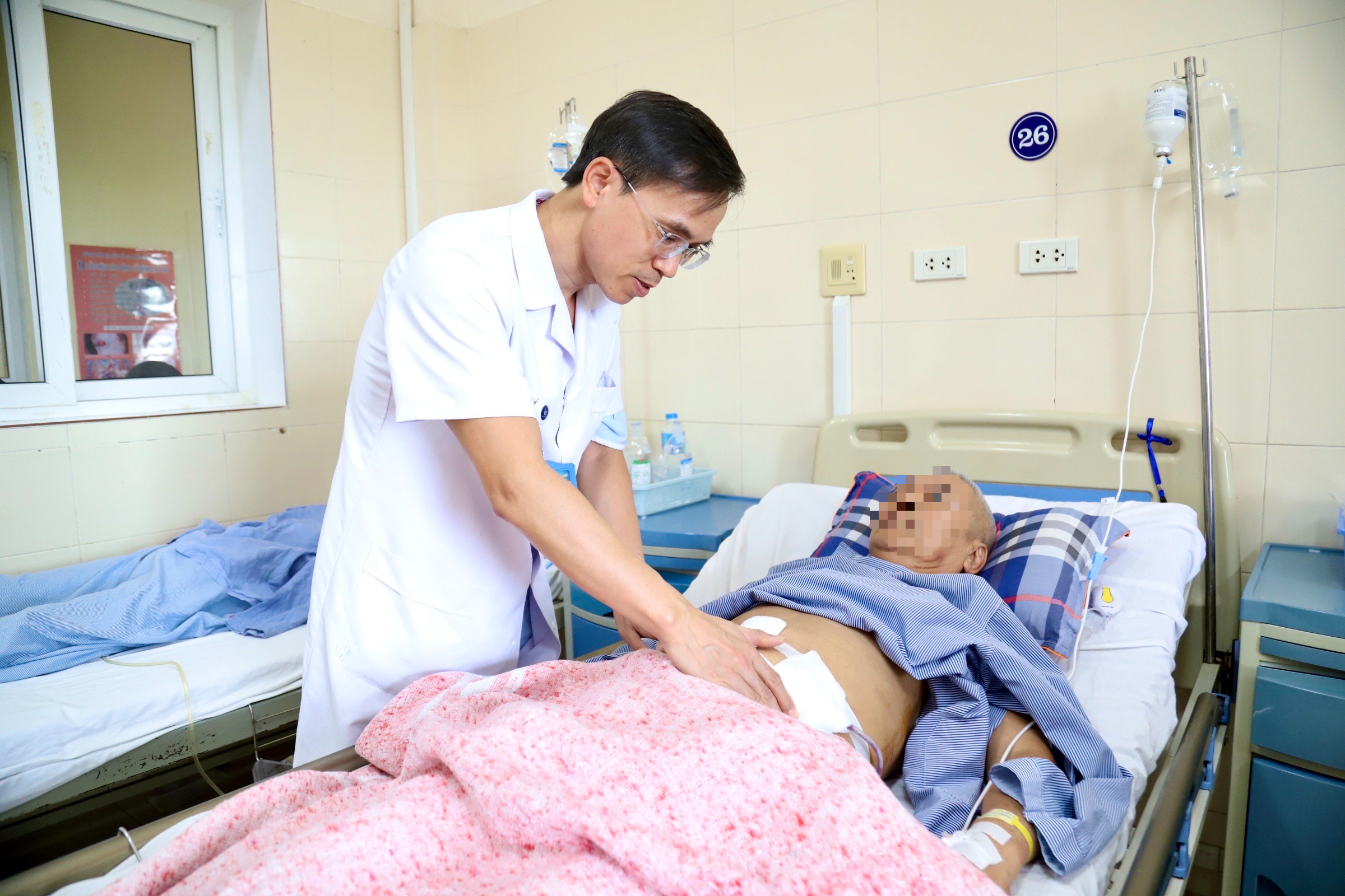 Cụ ông 74 tuổi vẫn quyết tâm chiến đấu với ung thư trực tràng- Ảnh 2.