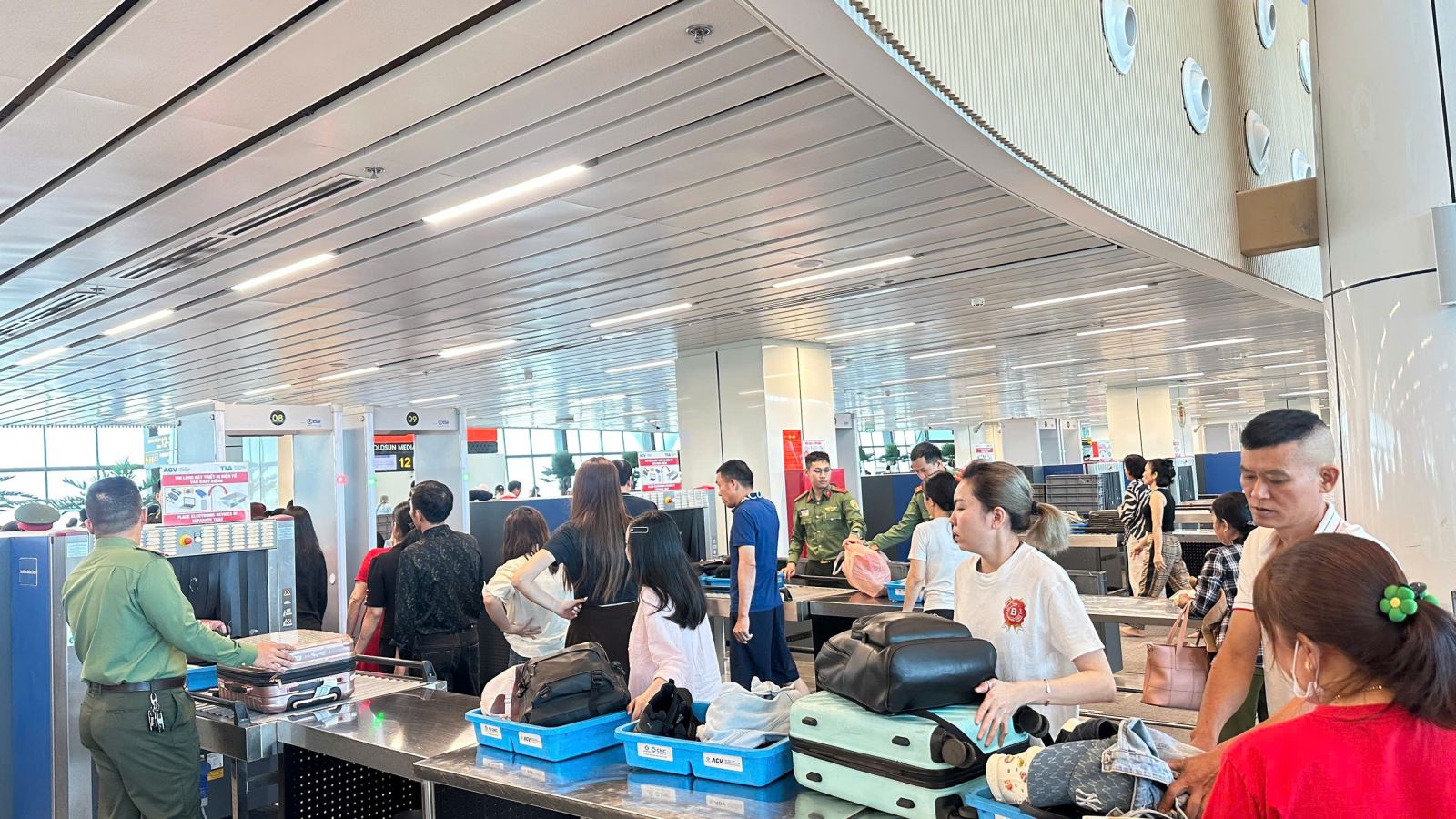 Giao thông cửa ngõ tăng nhiệt, sân bay Tân Sơn Nhất chạm ngưỡng cao điểm chiều 29/4- Ảnh 13.