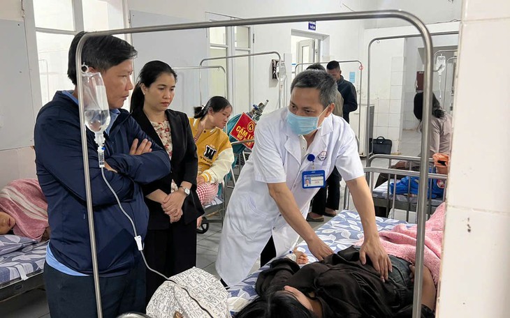 Hàng chục người nhập viện nghi ngộ độc sau ăn bánh mì