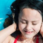 Ù tai sau khi bơi do đâu và cách xử trí đúng
