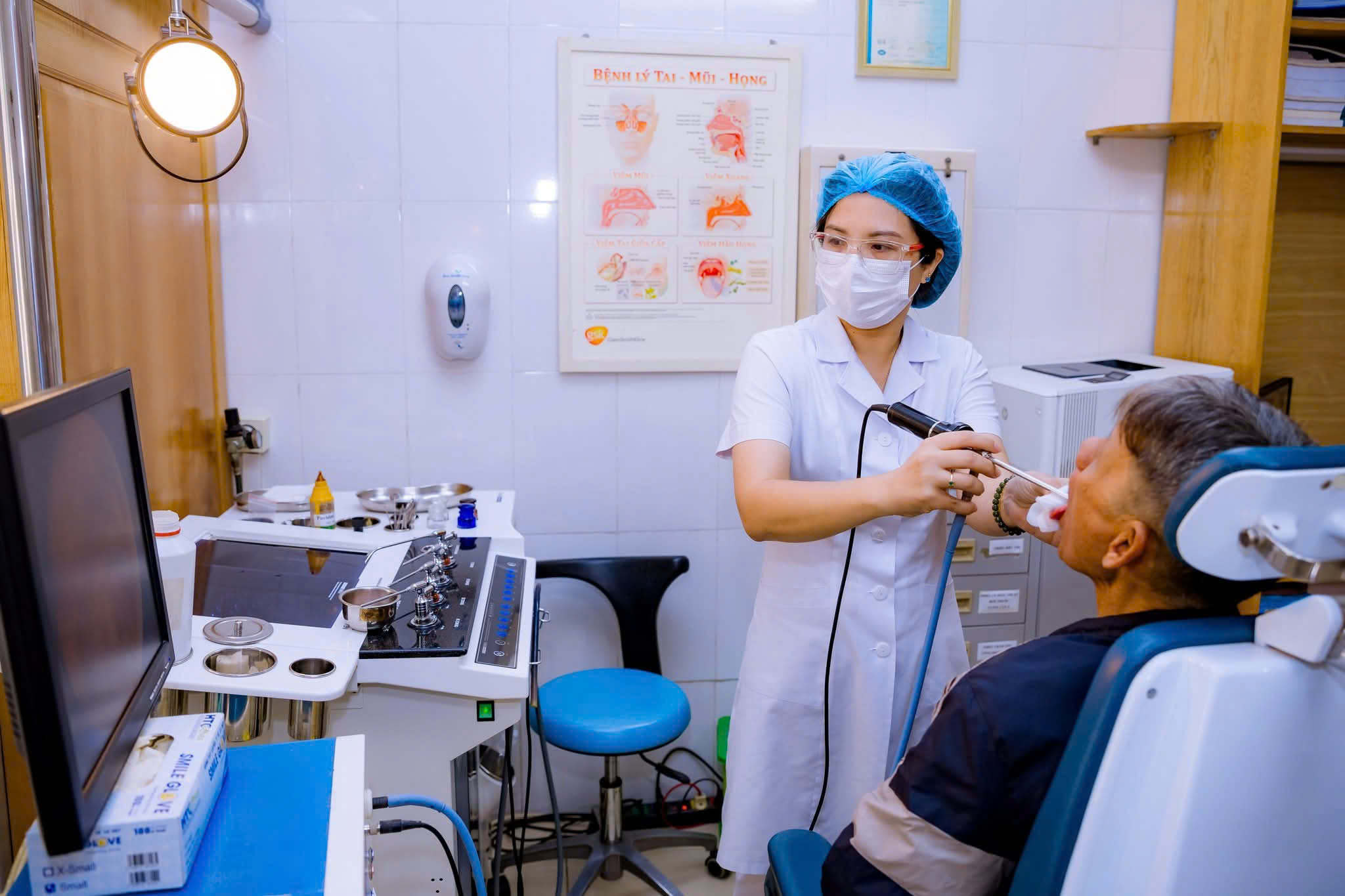hoc-di-vat-khi-an-1778046564625933291240 Hi hữu hóc lông lợn sau khi ăn bánh mỳ pate- Ảnh 1.