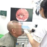 Đi nắng về rồi nhai đá lạnh, cụ ông rơi vào nguy kịch