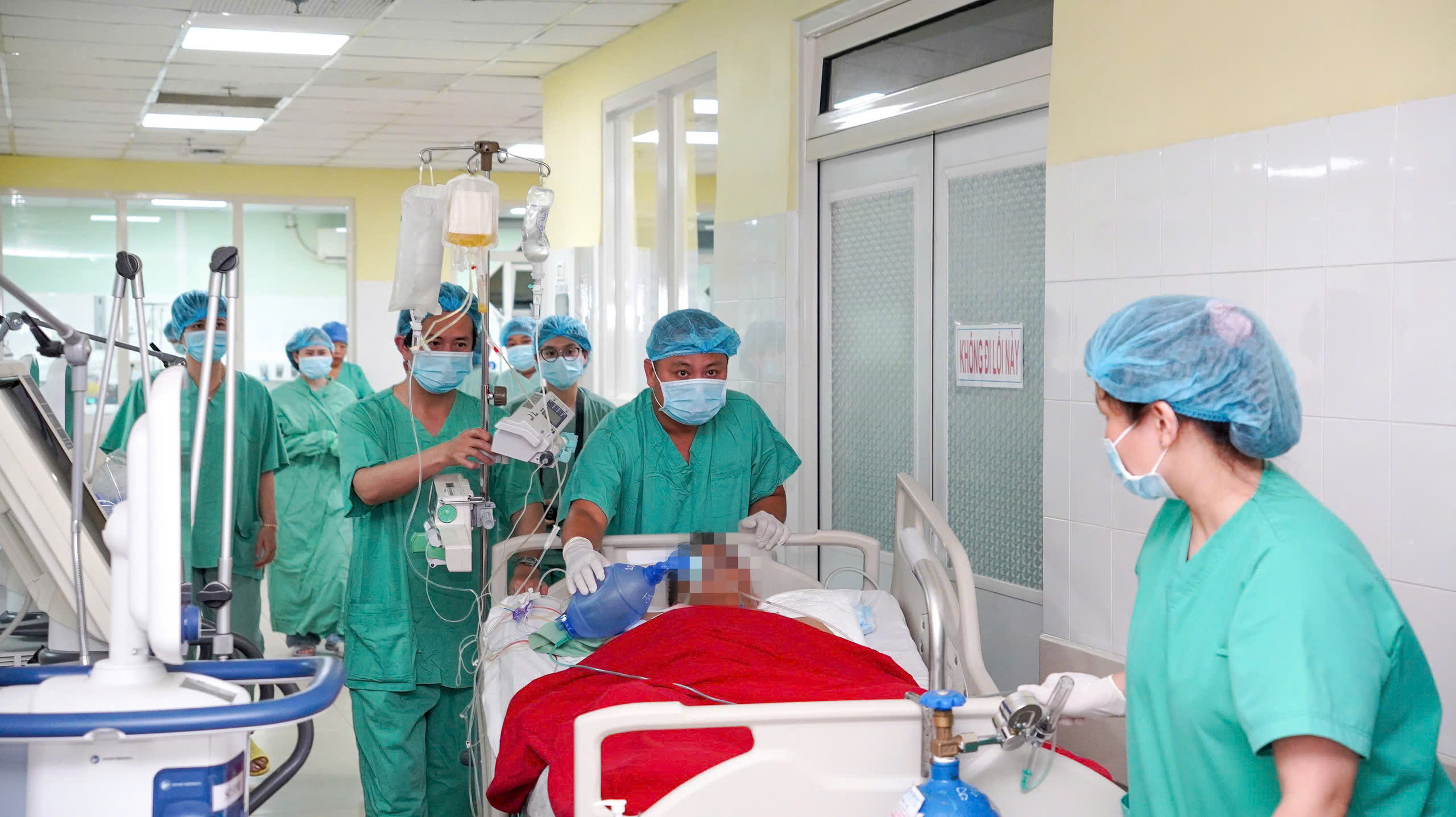 hon-200-can-bo-y-te-xuyen-dem-ghep-tang-hoi-sinh-6-cuoc-doi03-17774330977241459828845 Gần 200 cán bộ y tế xuyên đêm ghép tạng, nối tiếp sự sống cho 6 bệnh nhân- Ảnh 3.