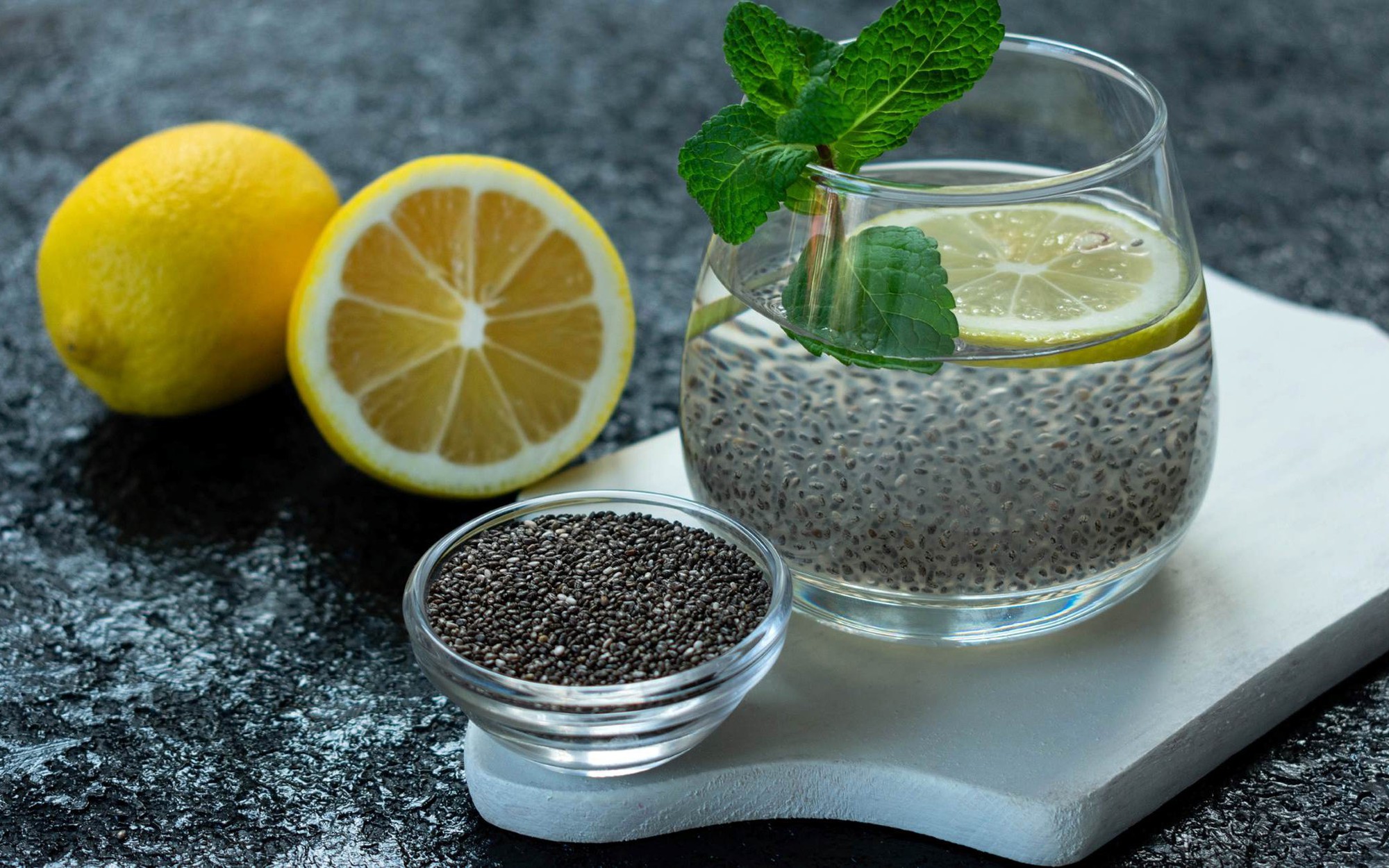 how-to-use-chia-seeds-in-water-1702058093-17657769466341046793194-0-21-1300-2101-crop-17657840405241518634849 Điều gì xảy ra khi uống nước chanh và hạt chia mỗi sáng?