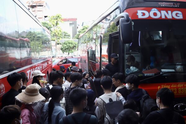 Bến xe Hà Nội đông nghịt khách trước kỳ nghỉ lễ 30/4