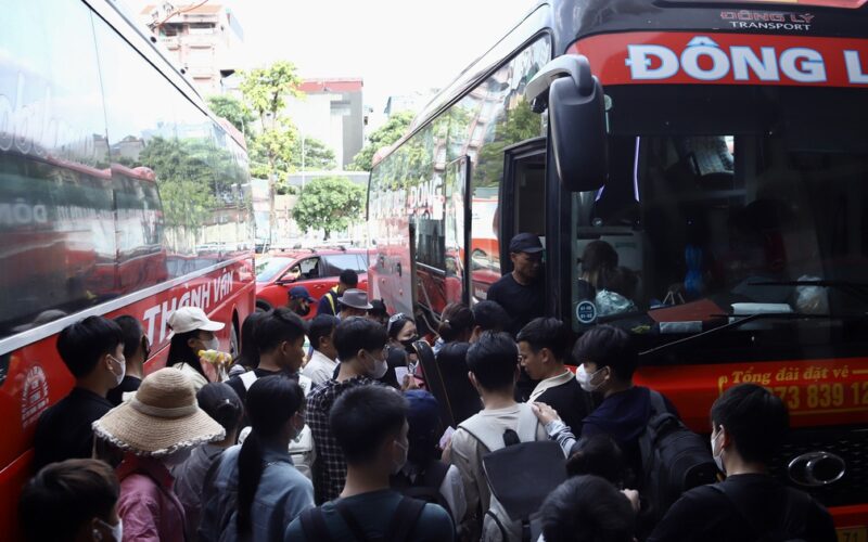 Bến xe Hà Nội đông nghịt khách trước kỳ nghỉ lễ 30/4