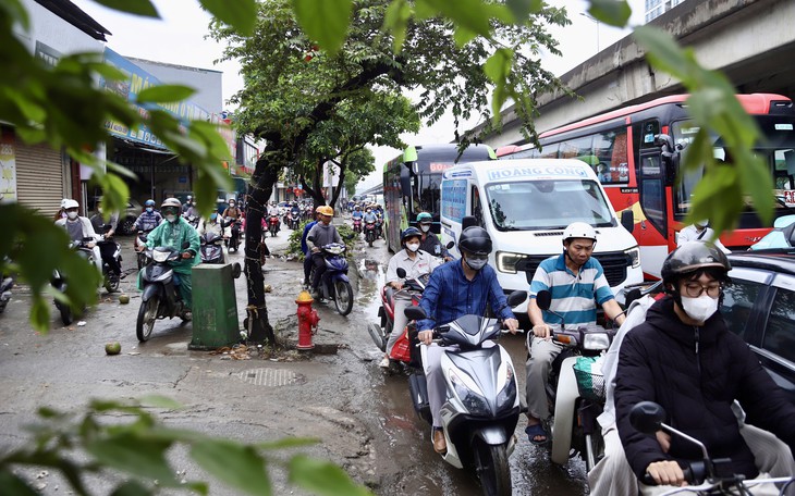 Giao thông Hà Nội đông đúc sau nghỉ lễ, xe máy "leo" vỉa hè né dòng phương tiện