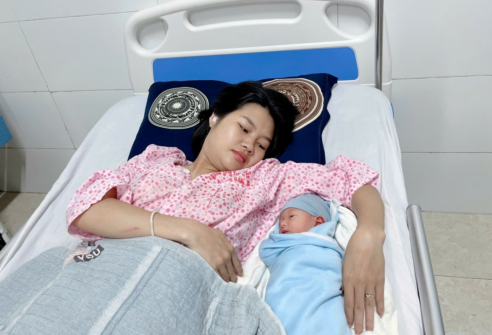 mconsnphangctheoditittytthchh5f88f-1778054910566-1778054911997499503066 Báo động đỏ toàn viện cứu mẹ con sản phụ- Ảnh 2.