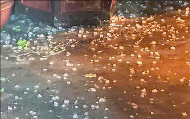Hà Nội: Mưa đá bất ngờ tối 2/5, cảnh báo dông lốc diện rộng