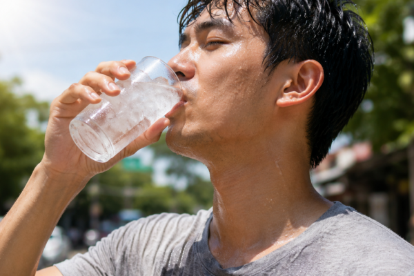 Nắng nóng 40 độ, uống nước đá liên tục có thực sự giúp giải nhiệt?