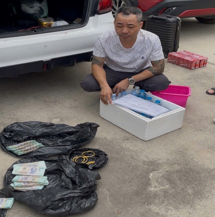 Cướp 2,4kg vàng, gã thanh niên 'tung tiền' mua ô tô và ma tuý- Ảnh 1.