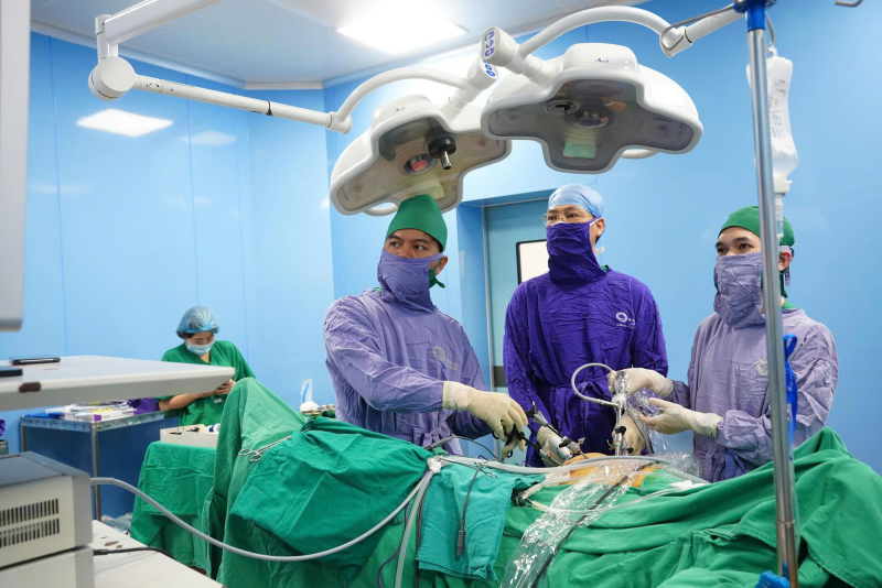 Cụ ông 74 tuổi thoát nguy cơ ung thư nhờ một lần khám sức khỏe định kỳ- Ảnh 1.
