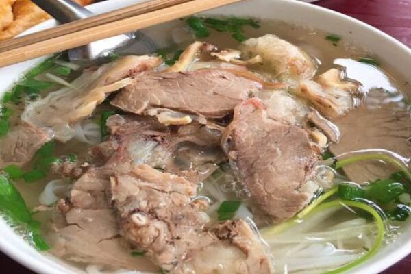 Phở bò chín: Lợi ích dinh dưỡng và lưu ý khi ăn