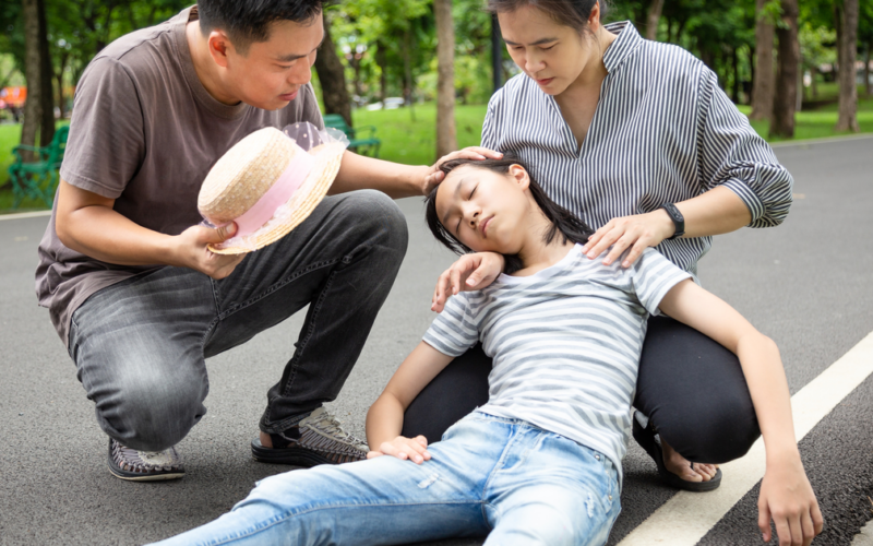 Đi ngoài trời nắng có biểu hiện choáng, đau đầu cần khẩn trương gọi cấp cứu