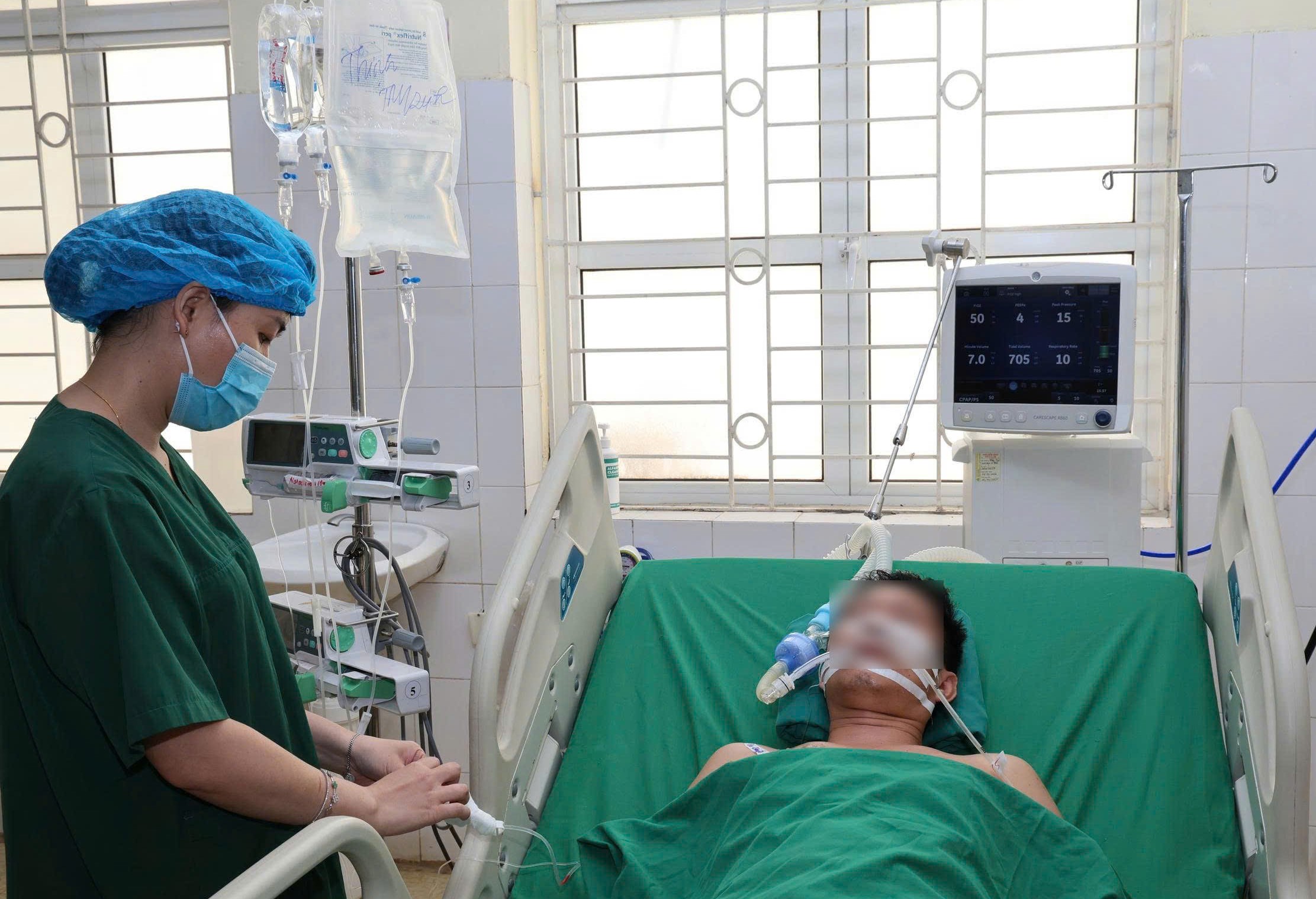soc-mat-mau-sau-bua-sang-1778148256713101149477 Sau bữa sáng, người đàn ông bất ngờ sốc mất máu vì căn bệnh cực hiếm- Ảnh 1.