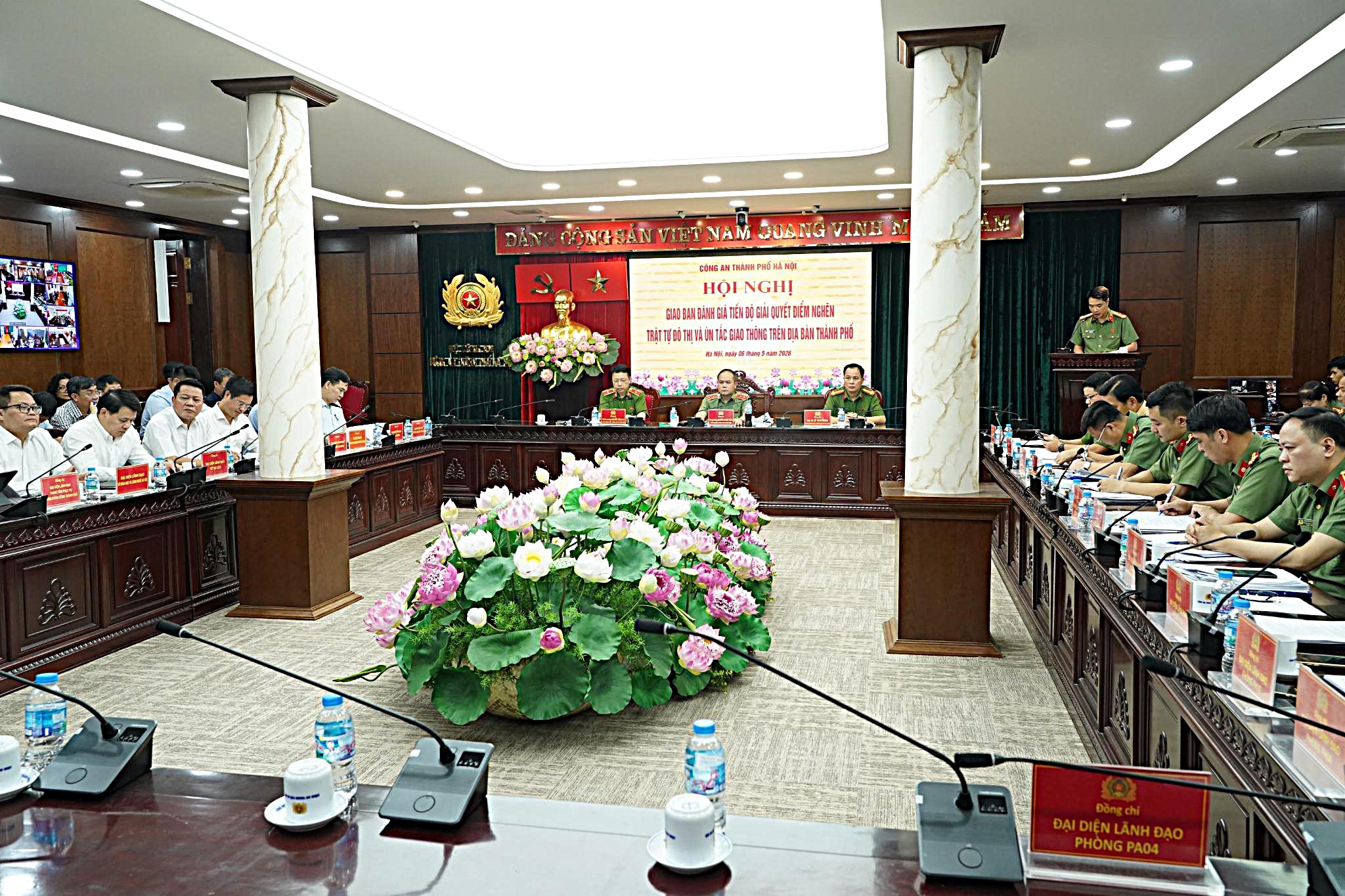 Hà Nội ghi nhận nhiều chuyển biến trong xử lý trật tự đô thị, song vẫn còn các tồn tại như lấn chiếm vỉa hè, chợ cóc tái hoạt động, một số điểm ùn tắc giao thông chưa được khắc phục triệt để.